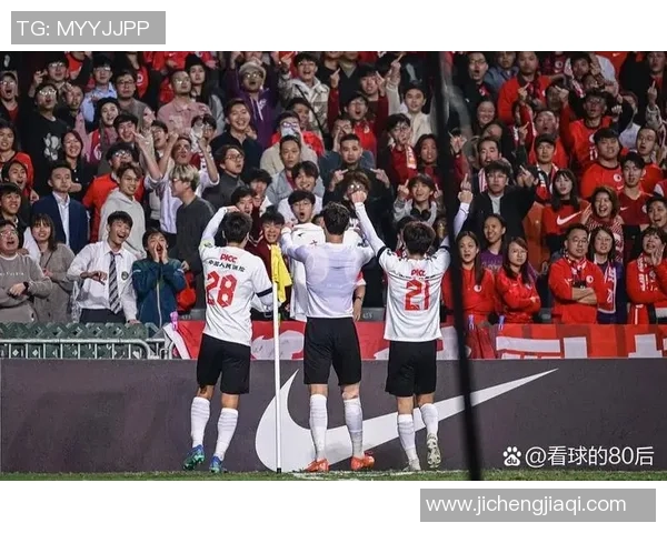 足球二场精彩对决引发热议球迷激情四溢共同见证赛场魅力与荣耀 足球二场精彩对决引发热议球迷激情四溢共同见证赛场魅力与荣耀